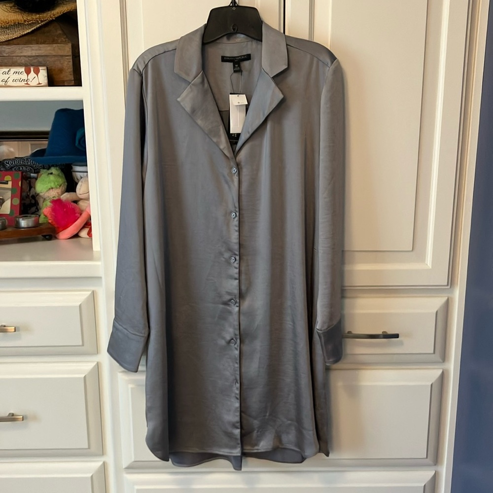 Banana Republic size medium. Short dress gray satin.